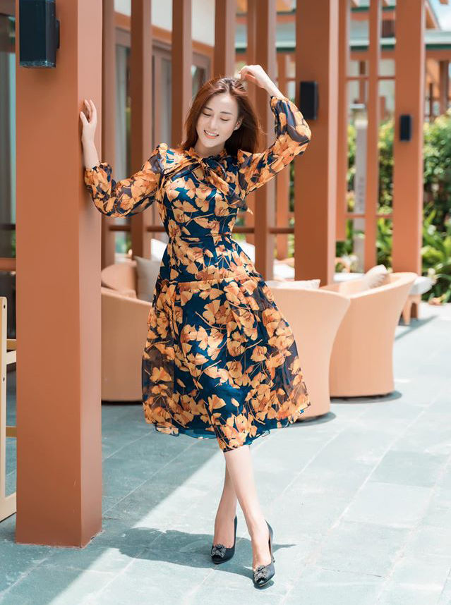 Phong cách sao Việt: Hoà Minzy đi giày “quá khổ” vẫn thần thái