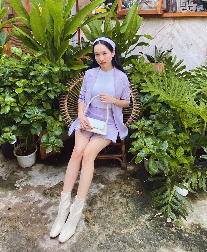 Phong cách sao Việt: Hoà Minzy đi giày “quá khổ” vẫn thần thái