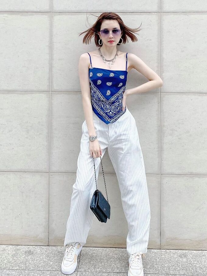 Phong cách sao Việt: Hoà Minzy đi giày “quá khổ” vẫn thần thái