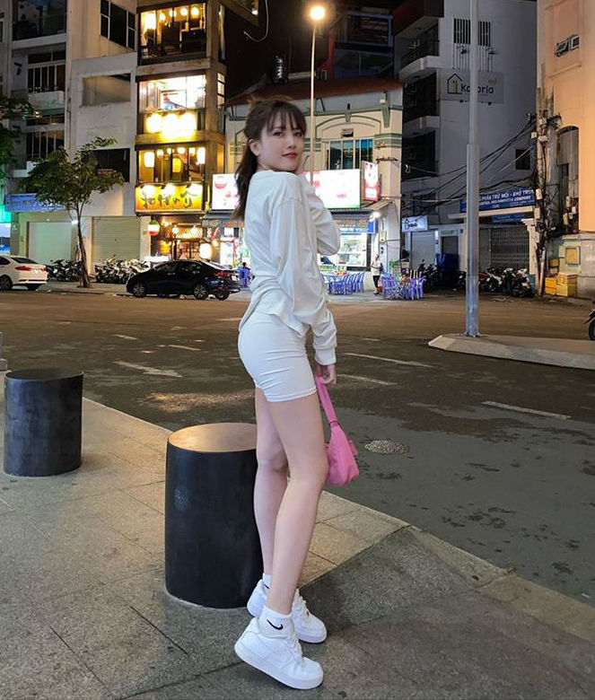 Phong cách sao Việt: Hoà Minzy đi giày “quá khổ” vẫn thần thái