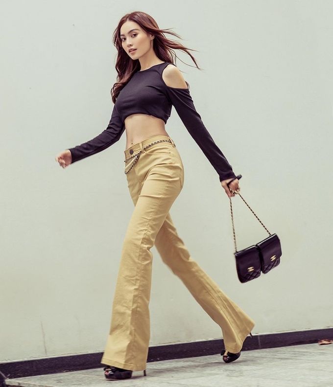 Phong cách sao Việt: Hoà Minzy đi giày “quá khổ” vẫn thần thái