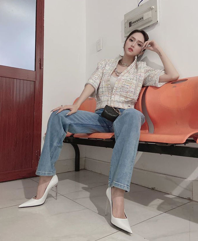 Phong cách sao Việt: Hoà Minzy đi giày “quá khổ” vẫn thần thái