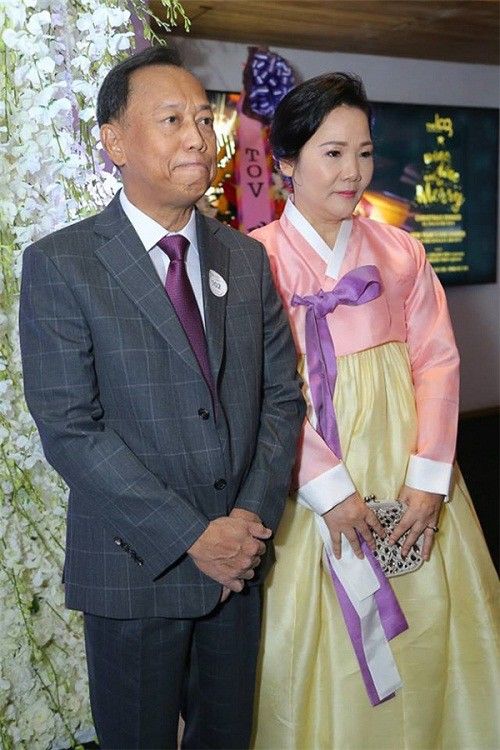 Bố ruột Hari Won: Là người gốc Việt, từng rời khỏi tiệc cưới con gái