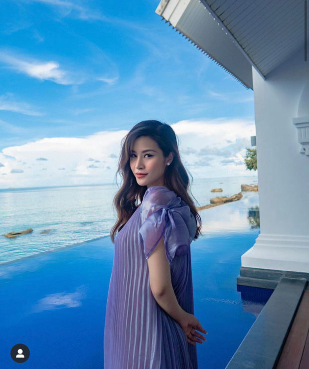 Đông Nhi tinh nghịch khoe bụng bầu tròn trĩnh bên Ông Cao Thắng