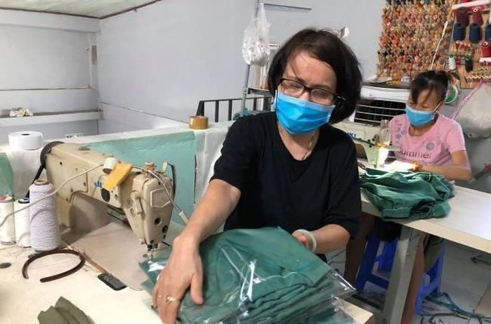 Cảm động tinh thần của phụ nữ Đà Nẵng: May áo blouse ủng hộ bác sĩ