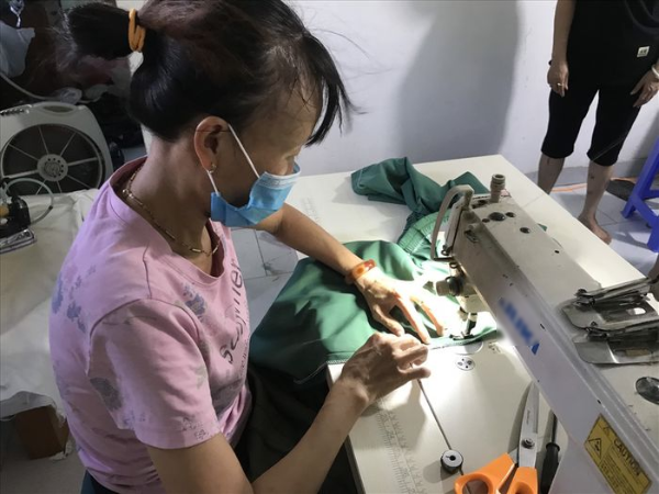 Cảm động tinh thần của phụ nữ Đà Nẵng: May áo blouse ủng hộ bác sĩ