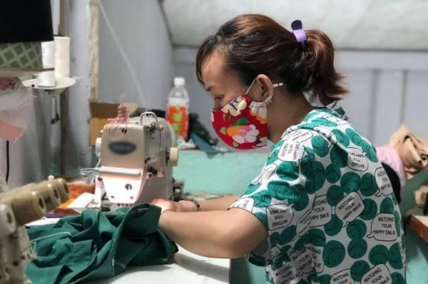 Cảm động tinh thần của phụ nữ Đà Nẵng: May áo blouse ủng hộ bác sĩ