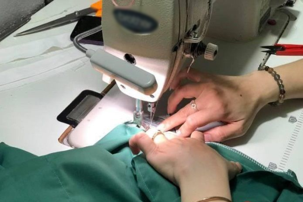 Cảm động tinh thần của phụ nữ Đà Nẵng: May áo blouse ủng hộ bác sĩ
