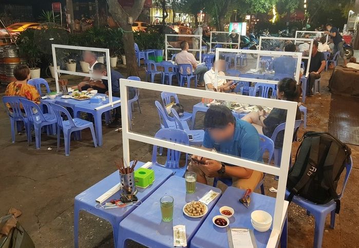 Quán nhậu Hà Nội thời Covid-19: Cụng ly qua vách ngăn