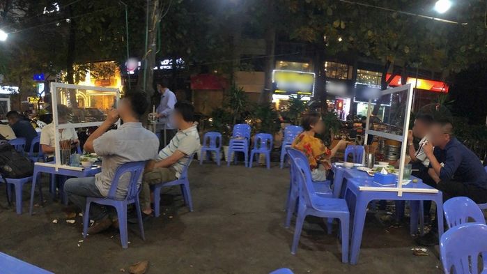 Quán nhậu Hà Nội thời Covid-19: Cụng ly qua vách ngăn