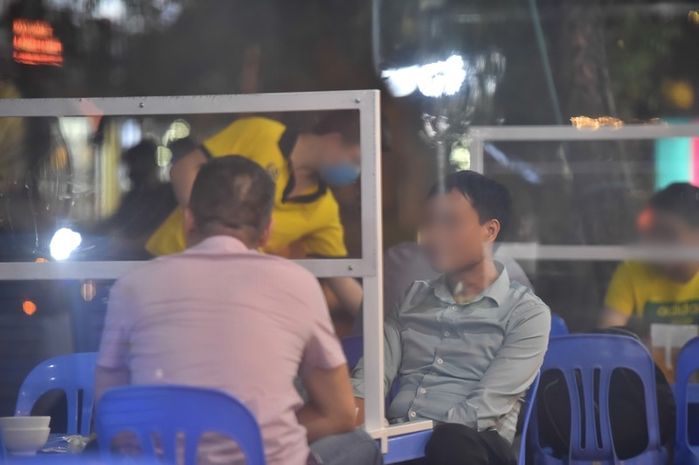 Quán nhậu Hà Nội thời Covid-19: Cụng ly qua vách ngăn