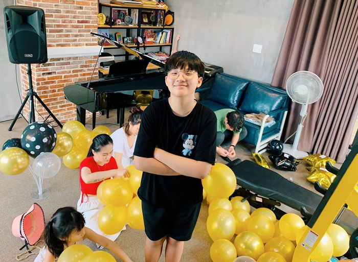 Quý tử nhà Hoàng Bách trổ mã, lớn phổng phao