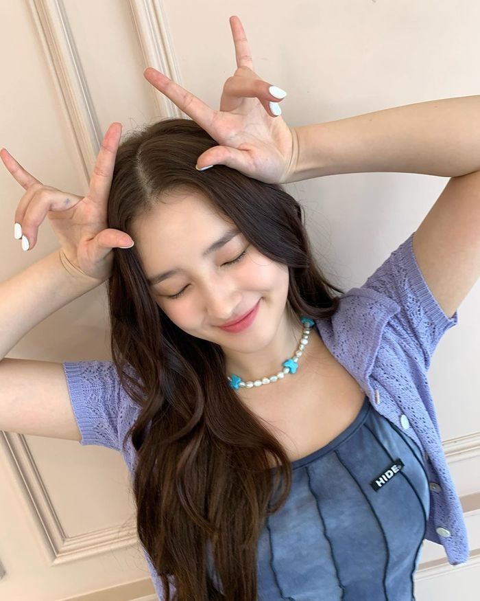 Sao Hàn lăng xê mốt vòng nhựa màu mè: Taeyeon trẻ trung, Joy ngọt ngào