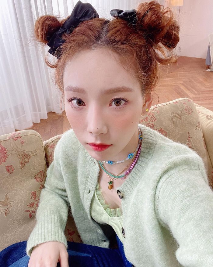 Sao Hàn lăng xê mốt vòng nhựa màu mè: Taeyeon trẻ trung, Joy ngọt ngào