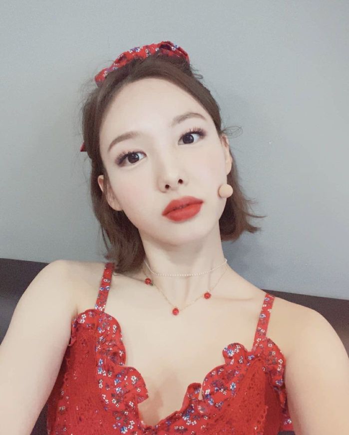 Sao Hàn lăng xê mốt vòng nhựa màu mè: Taeyeon trẻ trung, Joy ngọt ngào