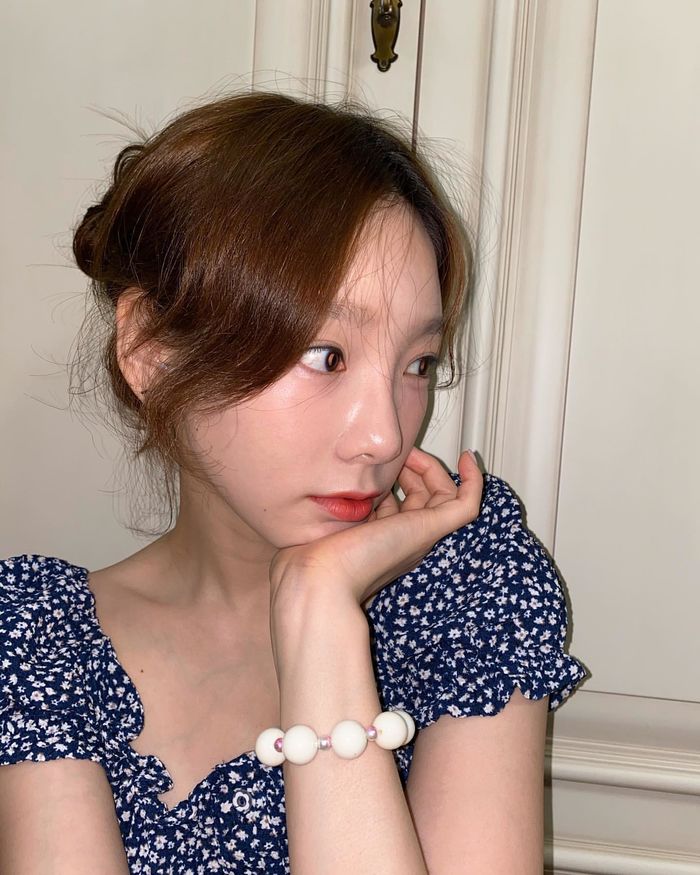 Sao Hàn lăng xê mốt vòng nhựa màu mè: Taeyeon trẻ trung, Joy ngọt ngào