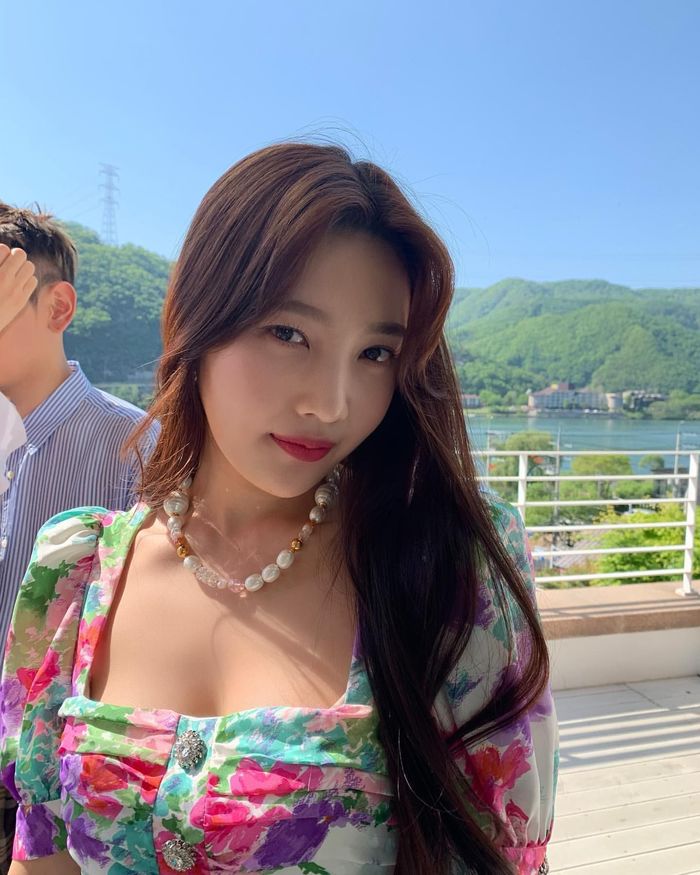 Sao Hàn lăng xê mốt vòng nhựa màu mè: Taeyeon trẻ trung, Joy ngọt ngào