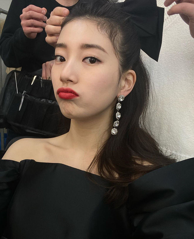 Suzy, Jennie và loạt sao Hàn lăng xê phụ kiện to oạch: Băng đô, kẹp nơ