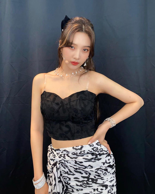 Suzy, Jennie và loạt sao Hàn lăng xê phụ kiện to oạch: Băng đô, kẹp nơ