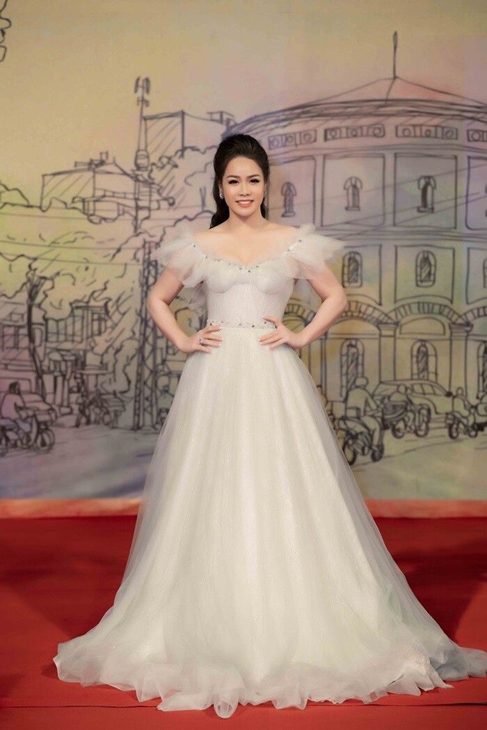 Pha vồ ếch của sao nữ tại sự kiện: Nhật Kim Anh được Titi đỡ vội