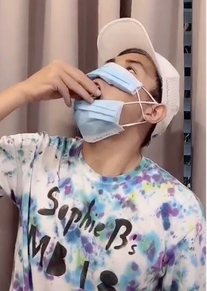 Sao Việt gây tranh cãi mùa dịch: Hồ Quang Hiếu đeo khẩu trang sai cách