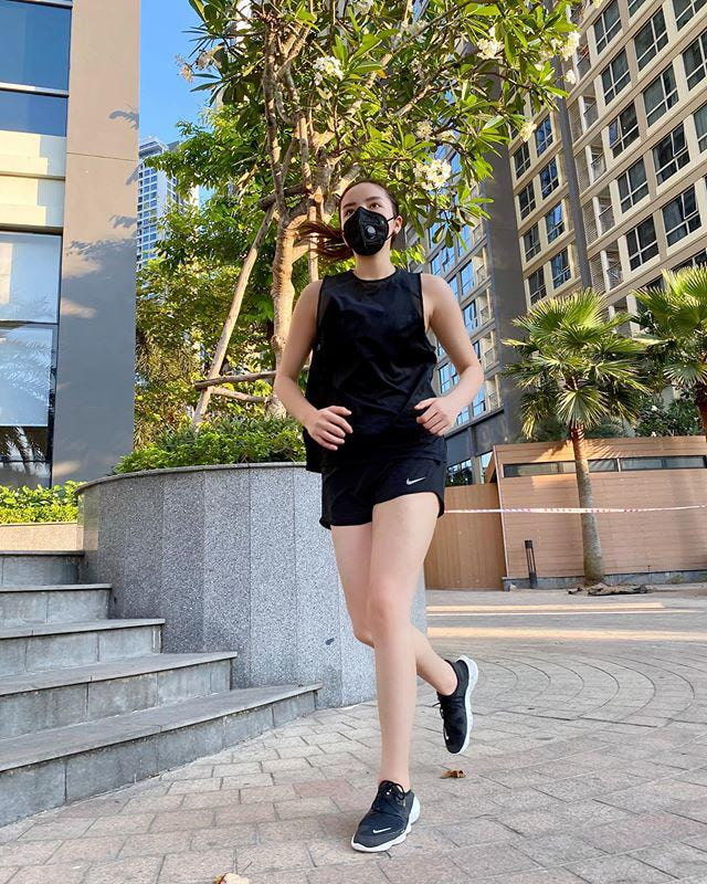 Sao Việt tập gym mùa dịch: Hết đeo khẩu trang lại mặc áo mưa phòng bị