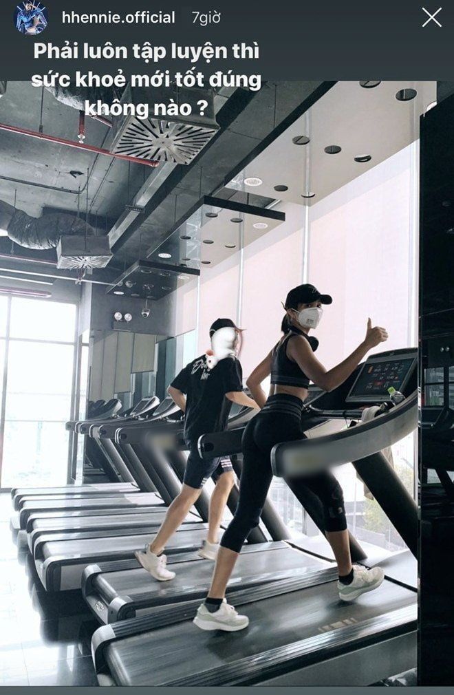 Sao Việt tập gym mùa dịch: Hết đeo khẩu trang lại mặc áo mưa phòng bị