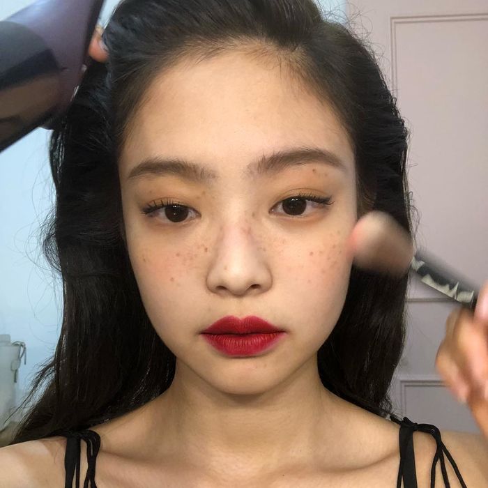 Jennie và loạt sao cân tất từ kiểu make up đậm đến sương sương