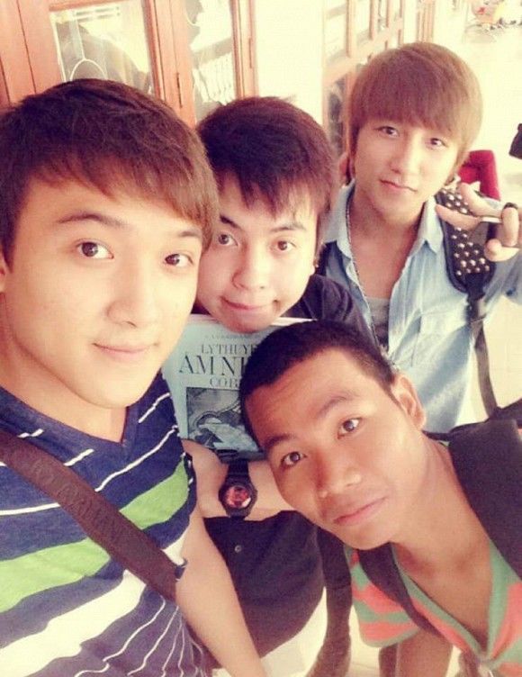 Sơn Tùng M-TP cùng hội bạn thân thiết từ thuở đi học