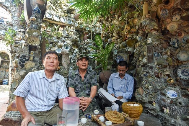 Suốt 15 năm sưu tầm, người đàn ông dát hơn 10.000 bát đĩa cổ lên tường