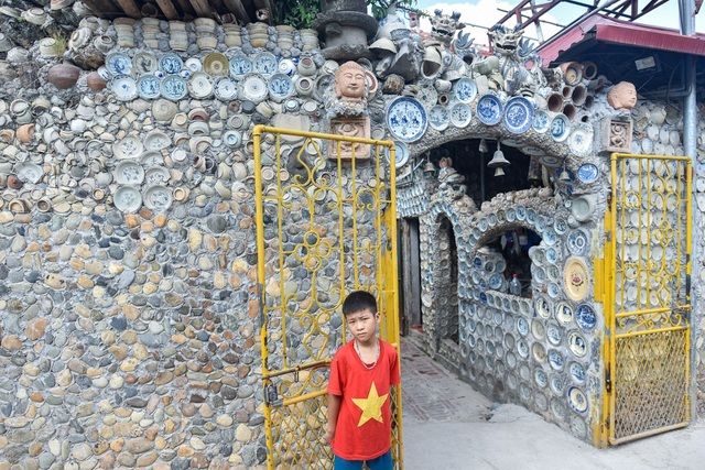 Suốt 15 năm sưu tầm, người đàn ông dát hơn 10.000 bát đĩa cổ lên tường