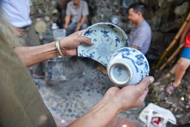Suốt 15 năm sưu tầm, người đàn ông dát hơn 10.000 bát đĩa cổ lên tường