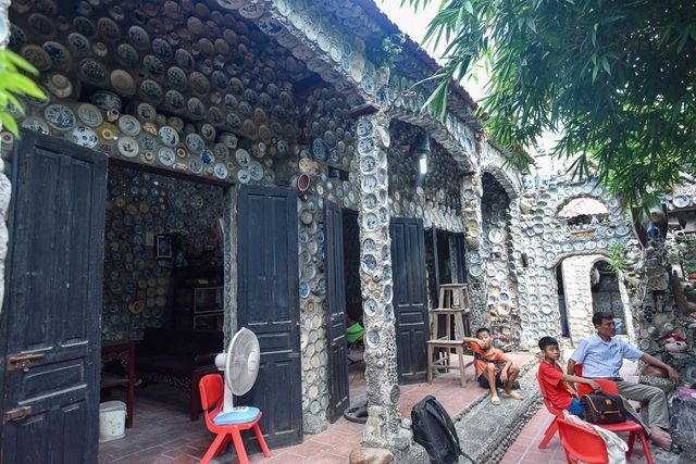 Suốt 15 năm sưu tầm, người đàn ông dát hơn 10.000 bát đĩa cổ lên tường
