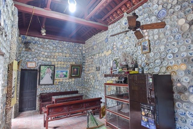 Suốt 15 năm sưu tầm, người đàn ông dát hơn 10.000 bát đĩa cổ lên tường