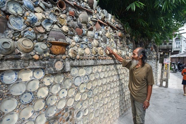 Suốt 15 năm sưu tầm, người đàn ông dát hơn 10.000 bát đĩa cổ lên tường