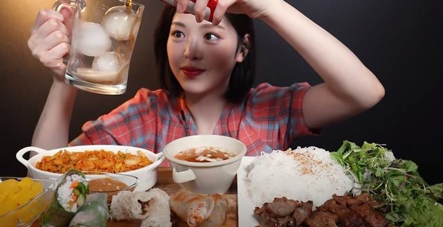 YouTuber Hàn bị tố cắt sửa clip để nhổ, bỏ bớt đồ ăn khi làm mukbang