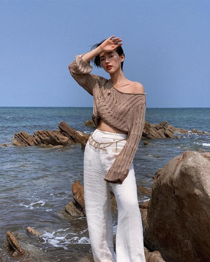 Sao Việt mê phụ kiện dây xích: Ngọc Trinh chơi trội mix với bikini