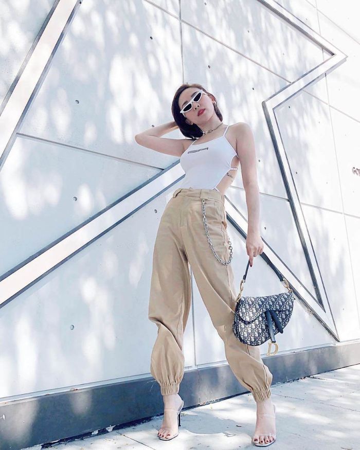 Sao Việt mê phụ kiện dây xích: Ngọc Trinh chơi trội mix với bikini