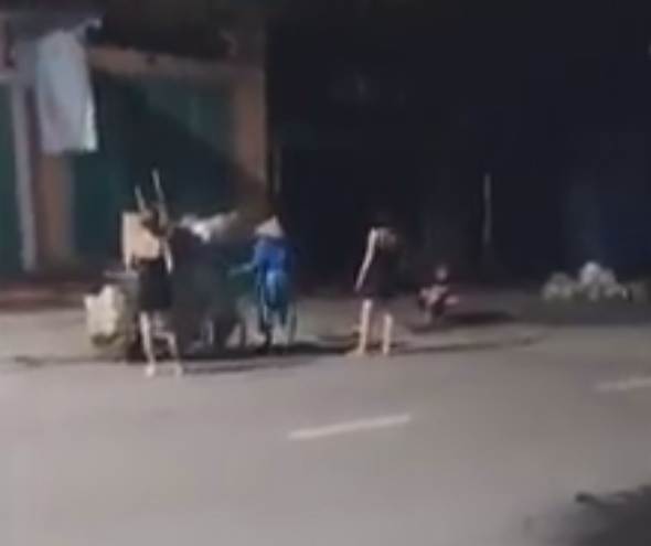 Thấy cô lao công làm đổ rác ra đường, 3 cô gái phụ đẩy xe, nhặt rác hộ