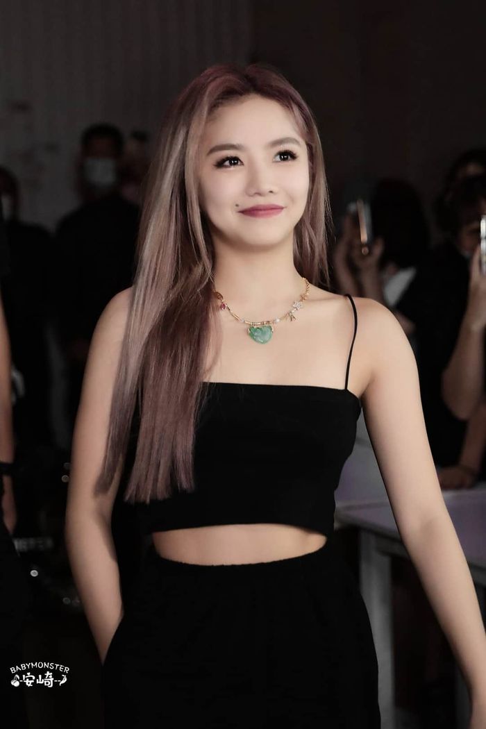 THE9 có gu thời trang hệt tắc kè hoa: Ngu Thư Hân thích gam màu nổi