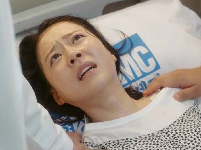 Theo vào phòng sinh, chồng sợ khóc um sùm, vợ dỗ: “Nín cho tui còn đẻ”
