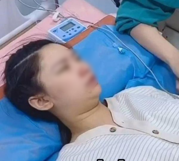 Theo vào phòng sinh, chồng sợ khóc um sùm, vợ dỗ: “Nín cho tui còn đẻ”
