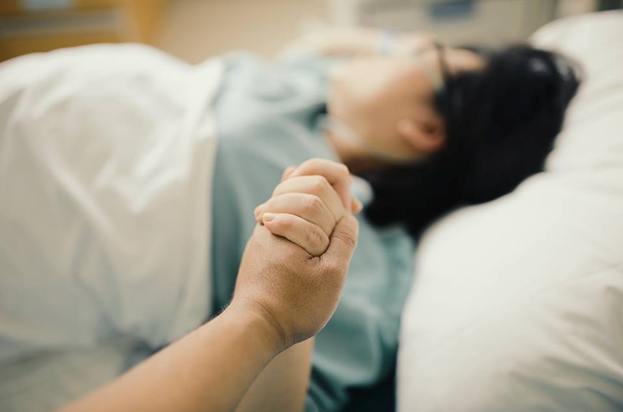 Theo vào phòng sinh, chồng sợ khóc um sùm, vợ dỗ: “Nín cho tui còn đẻ”