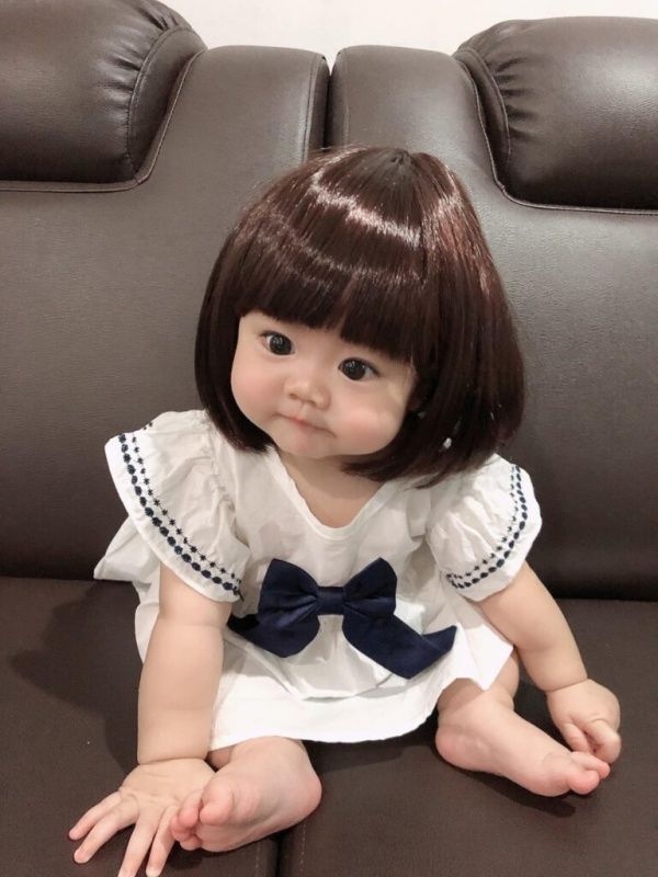 Thiên thần nhí 7 tháng tuổi chỉ ngồi im chớp mắt khiến CĐM yêu thương
