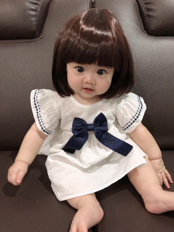 Thiên thần nhí 7 tháng tuổi chỉ ngồi im chớp mắt khiến CĐM yêu thương