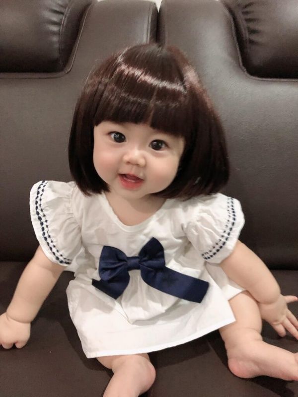 Thiên thần nhí 7 tháng tuổi chỉ ngồi im chớp mắt khiến CĐM yêu thương