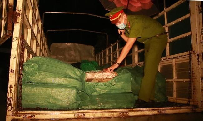 Thu gom và tiêu hủy hàng tấn lòng lợn không rõ nguồn gốc, xuất xứ