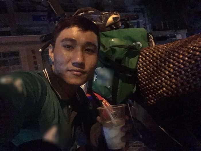Thương anh lái xe ôm, cô lao công trả thêm 10 nghìn đồng mời ăn vặt