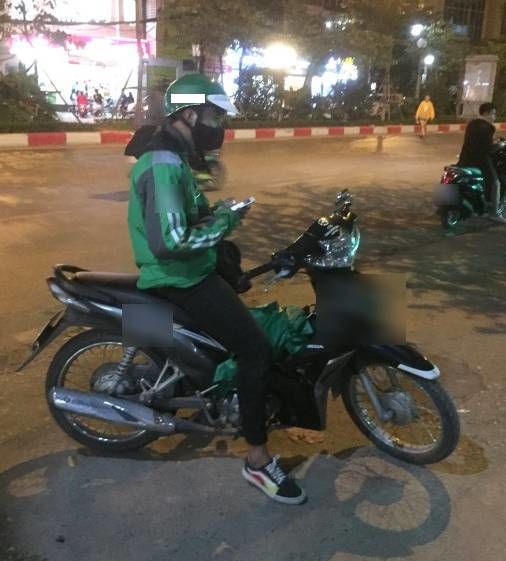 Thương anh lái xe ôm, cô lao công trả thêm 10 nghìn đồng mời ăn vặt