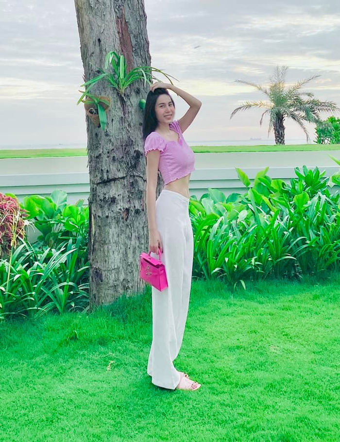 Thủy Tiên chỉ biết selfie, không dám nhờ chồng vì sợ phải khẩu nghiệp